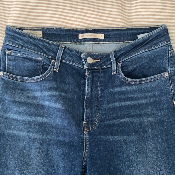 Women’s Levis - Picture 3 of 4